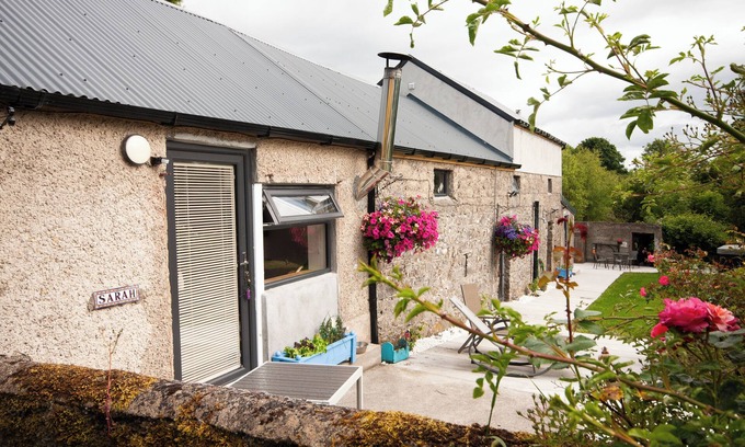County Meath Cabaña | Sarahs Cottage an enchanting 1-bedroom artisan stone cottage near Clonmellon.