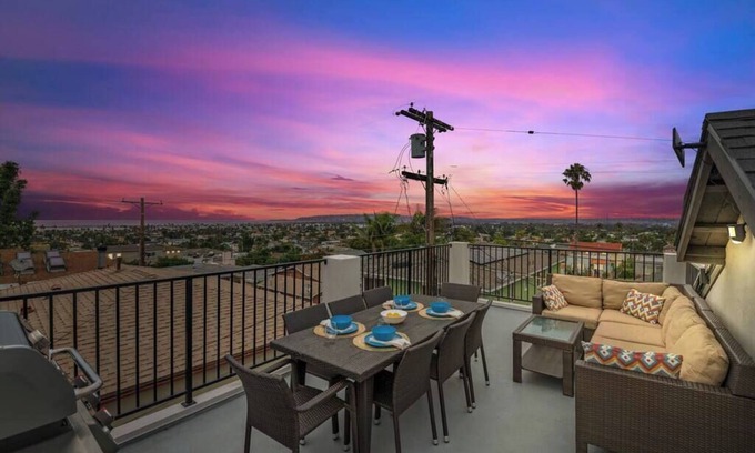 Point Loma Heights Casa | Saratoga Sunset / Rooftop / Sleek / Walk to Beach