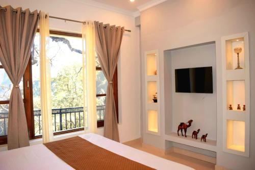 The Mall Road Casa | Sarins State Side 'Mistville'