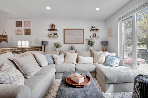 Saskatoon Casa | Saskatoon 5 bedroom-Big Gatherings-Patio-BBQ-Games Room