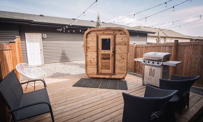 West Edmonton Casa | Sauna|9minstoWEM|Foosball|VintageArcade|4 bedrooms