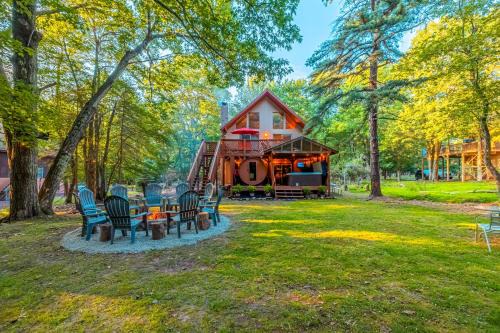 Lake Harmony Estates Casa | Sauna and 2-Story Deck Luxe Poconos Chalet