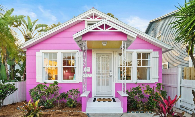Lake Worth Casa | Sauna; Bar; Beach; Walk Downtown; Courtyard; Artsy; Family and Pet Friendly