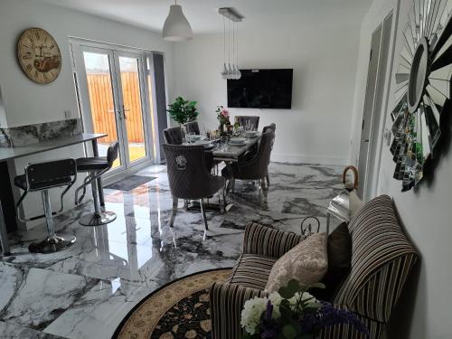 Leicester Casa | SAV Stays 5 Bed Luxury Detached House in Leicester