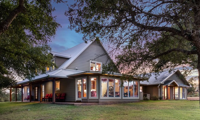 Giddings Otro | Casa de rancho familiar en 39 acres; Duerme 18; Piscina, Estable, Bosques, Pesca