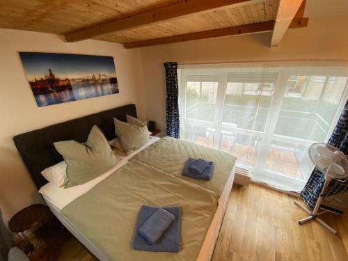 Loebtau Apartamento | Saxonia HomeDeLuxe Appartement Dresden Neue Hochwertige voll ausgestattete Ferienwohnung mit Küche XXL Boxspringerbett 2 Einzelbetten Highspeed InternetFlatrate und Balkon Ideal für Familien Paare Kulturinteressierte und Geschäftsreisende mit MWStRechnung