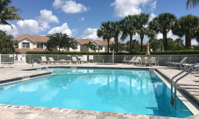 Fort Myers Condominio | ¡Di no a la nieve! Hermoso condominio en Colonial Country Club