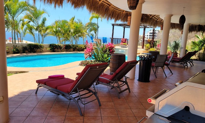 North End Villa | Hogar de calidad Hilltop. Océano sin fin, montaña, vistas a la selva. Piscina privada.