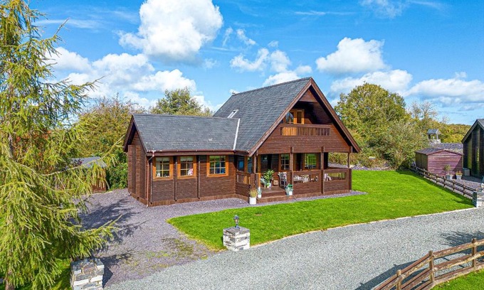 Menai Bridge Casa | Scandi Cabin in Heart of Anglesey with Parking