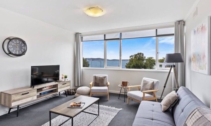 Sandy Bay Apartamento | Scandi chic Riverside Hideaway Near Attractions