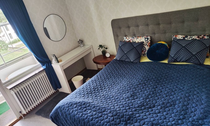 Orebro Apartamento | Scandi-Modern Getaway Near park