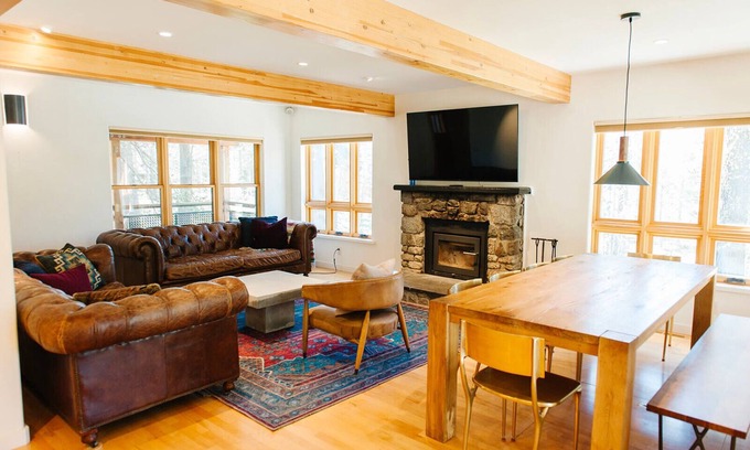 Soda Springs Cabina | Scandinavian Style 3-bedroom cabin in delightful Soda Springs with WiFi
