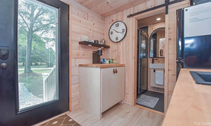 Salisbury Apartamento | Scandinavian tiny home surrounded by nature with patio, solo fire pit, grill.
