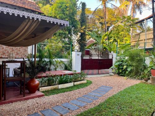 Fort Kochi Cama Y Desayuno | Scarlet's Cottage & Tea Garden