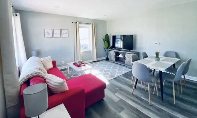 Streamwood Casa | Scarlet Star - 3Br home in Streamwood
