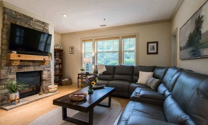 Maggie Valley Condominio | Scenic 2BR Condo w/ Porch + Pool Near Slope/Trails