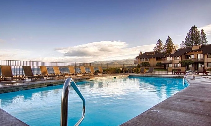 South Lake Tahoe Complejo | Scenic 2BR Retreat | Stunning Lake Views & Free Parking!
