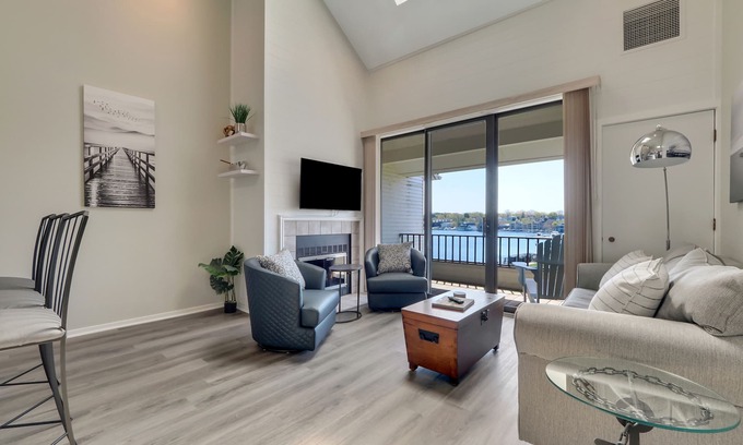 Charlevoix Condominio | Scenic 2BR with Vaulted Ceilings | Downtown Charlevoix | Pool, Hot Tub, Sauna