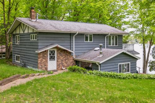 White Lake Apartamento | Scenic 4BR Lake View Cottage