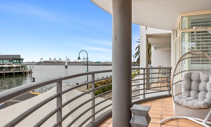 Port Melbourne Apartamento | Scenic Beachside 3-bedroom with Water Views