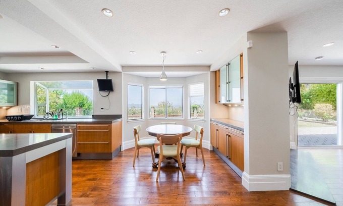 Rowland Heights Casa | Scenic City Views near DISNEYLAND and DTLA (sleeps 16)