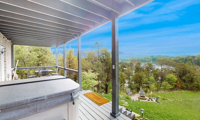 Sevierville Cabina | Scenic Douglas Lake home w/ deck, hammocks, & hot tub - free attraction tickets