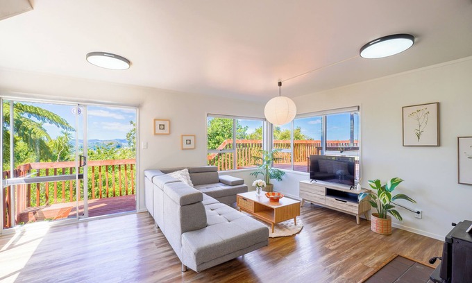 Whangarei Casa | Scenic Escape with Stunning Sea Views in Raumanga