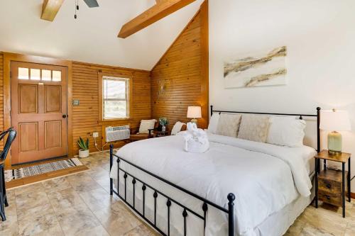 Eureka Springs Apartamento | Scenic Eureka Springs Cabin Rental with Balcony!