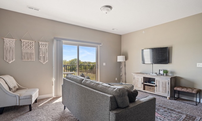 West Des Moines Apartamento | Scenic Forest View w/ Garage