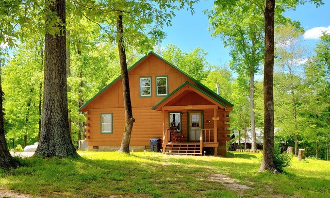 Olivehill Cabina | Scenic Hilltop Cabin on TN River w Firepit, Grill, WIFI, Full Kitchen, H2O views
