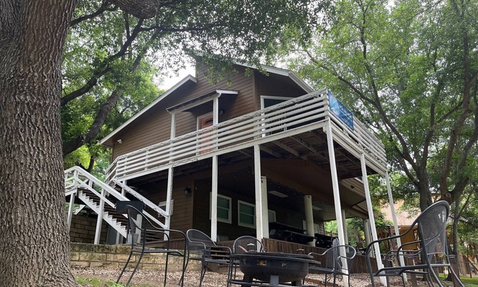 New Braunfels Chalet De Esquí | Scenic & Peaceful Riverfront Retreat