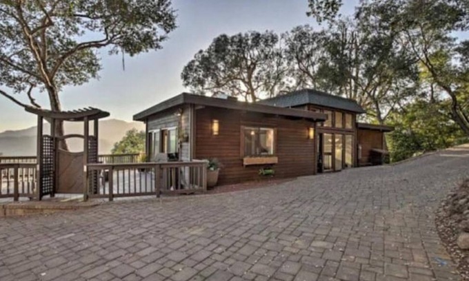 San Anselmo Casa | Scenic Sequoia: A Chic California Hillside Retreat