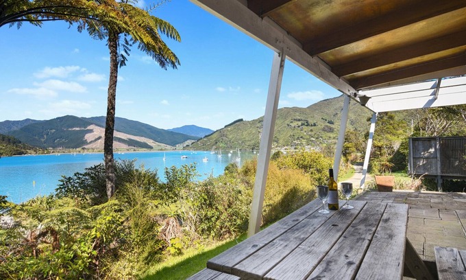 Anakiwa Casa | SCENIC SERENITY - ANAKIWA HOLIDAY HOME, pet friendly in Anakiwa
