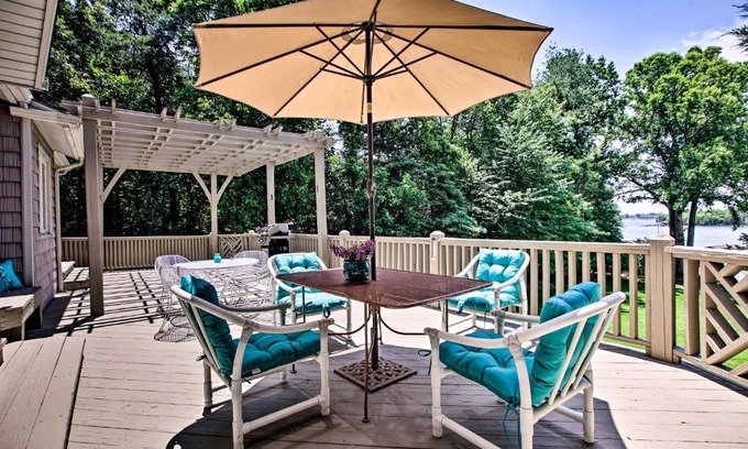 Huddleston Casa | Scenic Smith Mountain Lake Getaway with Deck and Dock!