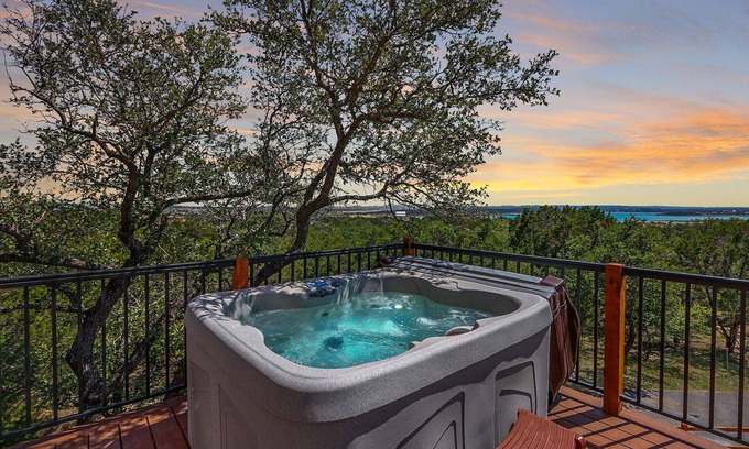 Canyon Lake Cabina | Scenic Treehouse I Hot Tub, Lake views