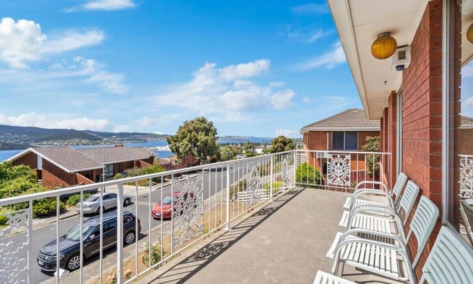 Lutana Casa | Large Family Home close to CBD, Sleeps 10