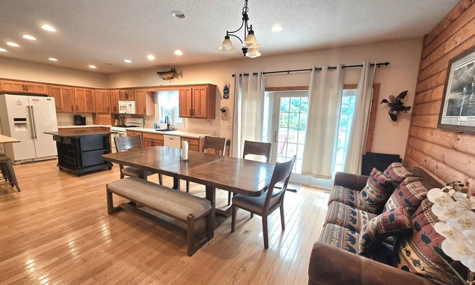 Lansing Casa | Scenic View Lodge- w/ hot tub & POOL