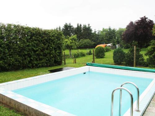Testorf-Steinfort Apartamento | Schoene Zweizimmer-Ferienwohnung mit Pool im Garten