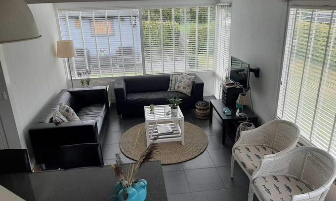 Breskens Casa | Schoneveld 121 of type Duinroos located at the Schoneveld holiday park built as a 4-under-one-roof house, this Duinroos is very practical and cosily laid out. The house is particularly suitable for 1 to 4 persons.