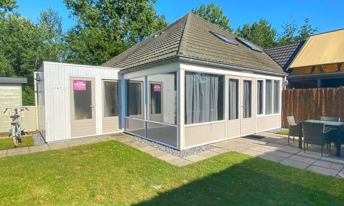Breskens Casa | Schoneveld 147 of type Duinroos located at the Schoneveld holiday park built as a 4-bedroom semi-detached house, the Dune Rose is very practical and cosy. The house is particularly suitable for 1 to 4 persons.