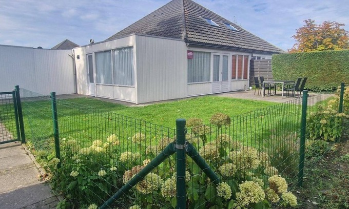 Breskens Casa | Schoneveld 157 of type Duinroos located at the Schoneveld holiday park is built as a 4 under a roof House and is very practical and cosy. The House is particularly suitable for 1 to 4 people.