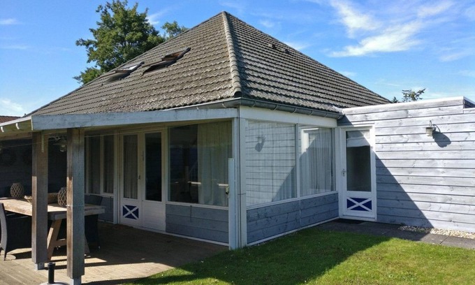 Breskens Casa | Schoneveld 163 of type Duinroos located at the Schoneveld holiday park a cosy and affordable holiday home. Duinroos is a charming holiday home with large windows that always give you the idea that you are in the garden.