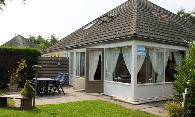Breskens Casa | Schoneveld 183 of type Duinroos located at the Schoneveld holiday park is built as a 4 under a roof House and is very practical and cosy. The House is particularly suitable for 1 to 4 people.