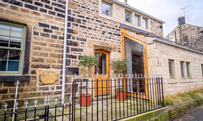 Hepworth Cabaña | SCHOOL COTTAGE, family friendly, luxury holiday cottage in Holmfirth
