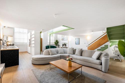 Bow West Casa | Schoolbell Mews full 3 bedroom 2 bathroom architect designed mews house Fabulous Bow, Victoria Park Location