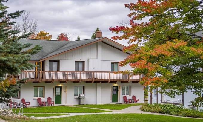 Mancelona Condominio | Schuss Mountain. Sleeps 6. Heated floors. Pools! Modern decor. Dog Friendly
