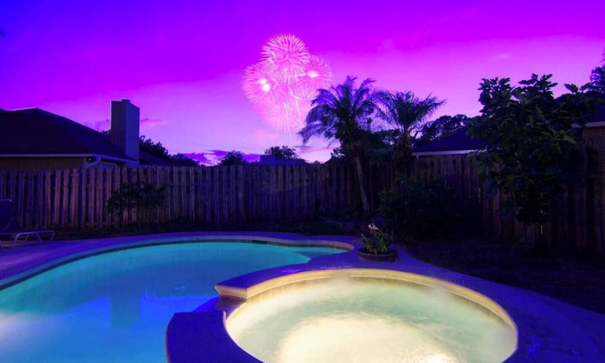 Southside Casa | ~Screaming Eagle Sleeps 11 Heated Pool & Spa~
