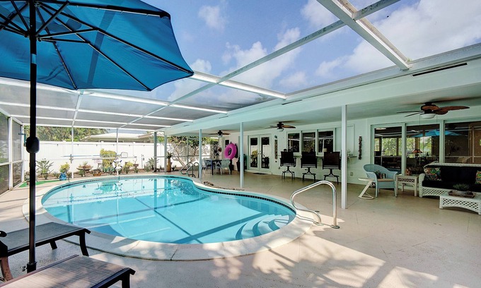 Deerfield Beach Casa | Screened-In Heated Pool and 5 min from the beach. Child friendly.