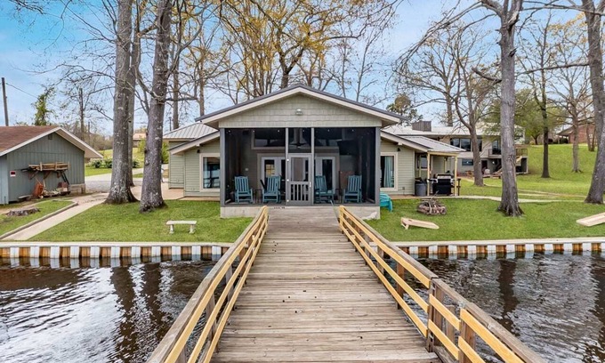 Farmerville Casa | Screened Patio, King Beds, Fresh & Clean, Games