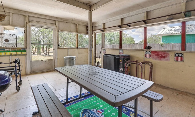 Harlingen Cabaña | Screened Porch: Remote Harlingen House!